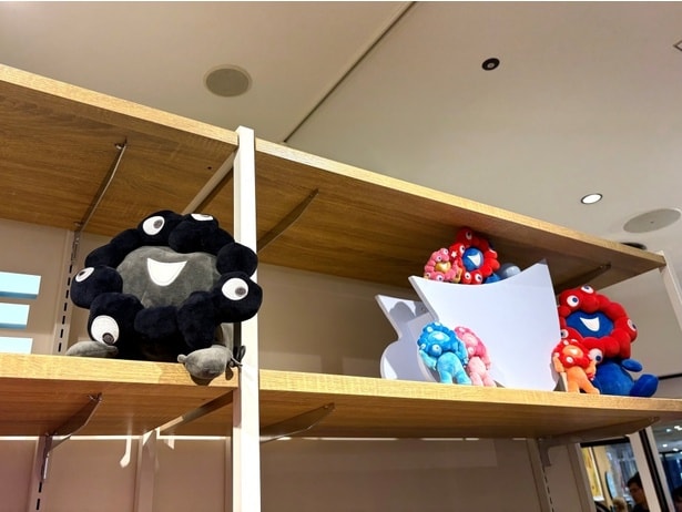 万博の開催期間中、手に入らないほど人気だった「黒ミャクミャク」がくつろいでいた