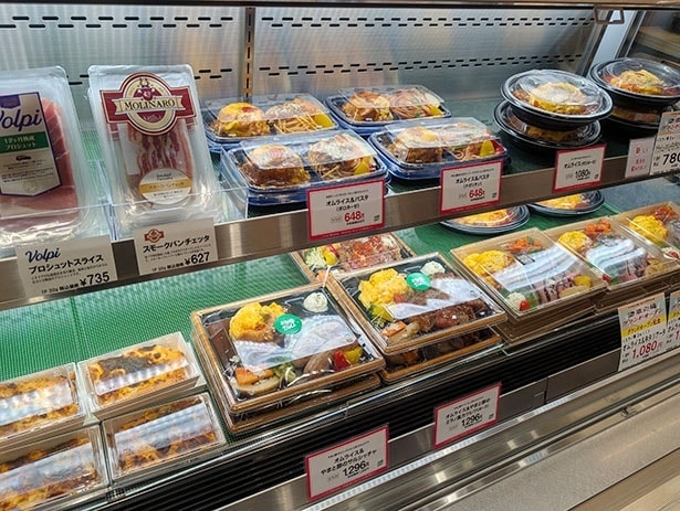 魅力的なアイテムが並ぶショーケース