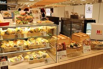 万博で22万食突破の“片手グルメ”が常設化！進化系「ワンハンドBENTO」登場＆あべのハルカス惣菜売場が大リニューアル