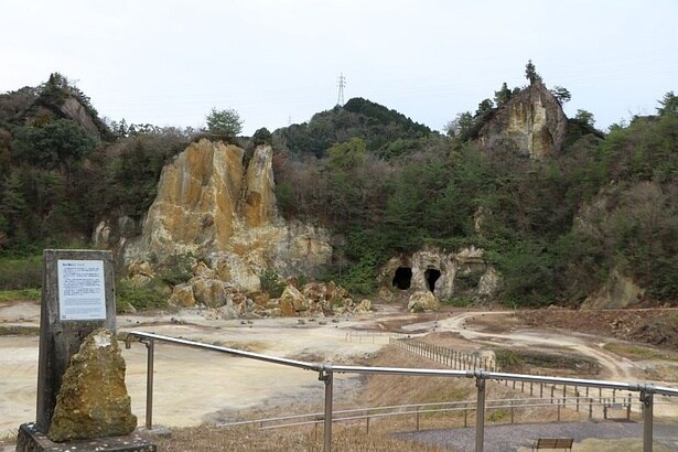 特撮もののロケ地のよう！迫力満点の「泉山磁石場」。切り立った岩の頂点が地表だったとすると、かなり掘り下げていることがわかる