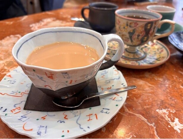 「カフェオーレ」(ドリンクセット +550円)。好みのカップを選んでコーヒーブレイクを楽しもう。焼き物の街の歴史を感じることができる