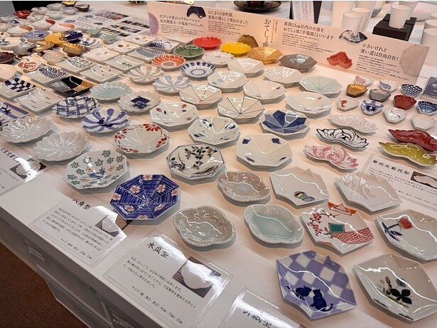色とりどり！直径11センチ以内の小皿“おてしょ皿”も。伊万里・有田焼伝統工芸士や組合員窯元の作品が常設展示・販売されている
