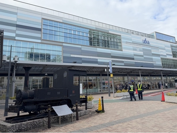 JR熱海駅と商業施設「ラスカ熱海」の前に軽便鉄道(左)が保存・展示されている