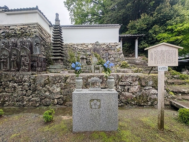 境内にある明智光秀の墓。妻・煕子や一族とともにまつられている