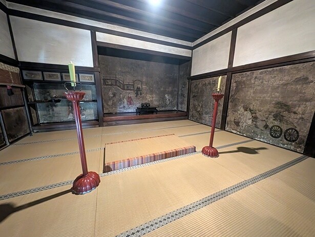 客殿の主室「上座の間」の内部。奥には床と違い棚が設けられ、障壁には「帝鑑図」が描かれている