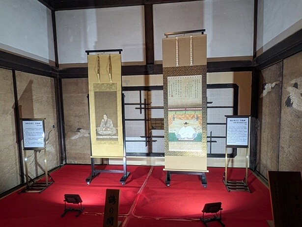 特別公開される、2幅の肖像画。(左)明智光秀と(右)豊臣秀吉