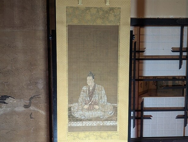 「明智光秀公　肖像画」(本徳寺蔵)は、光秀の息子、南国梵桂が父の菩提を弔うために描かせたと伝えられる
