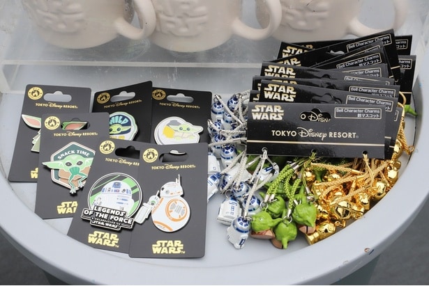 BB-8とR2-D2がデザインされた「ピンバッジ」も登場
