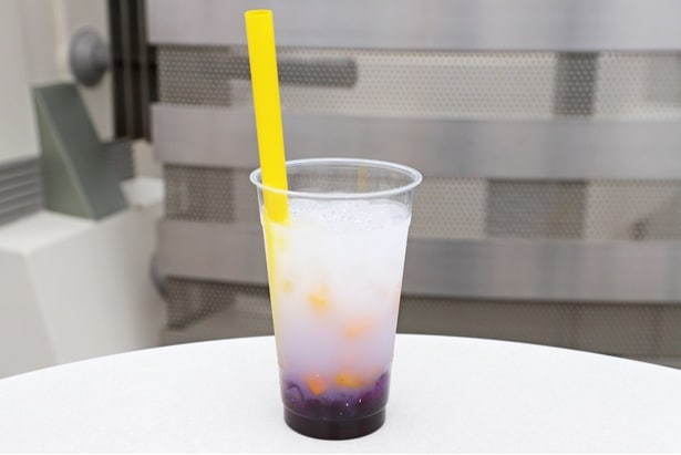 宇宙をモチーフにした「ギャラクティック・ブリーズ(バタフライピーシロップ＆乳酸菌飲料、マンゴー)」(750円)