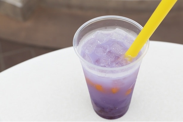 ストローで混ぜるとキラキラのパウダーが舞い、紫色に変化
