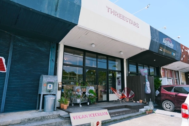 国道58号沿いに2024年オープンした「THREE STARS ICECREAM」