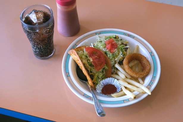 タコスとタコライスの両方が楽しめる「タコスヤプレート」(790円)