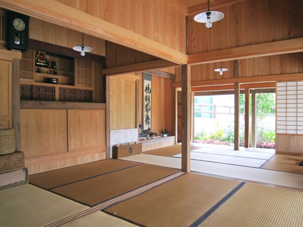 母屋の一番座(床の間)と二番座(仏間)。内部もじっくり見学できる