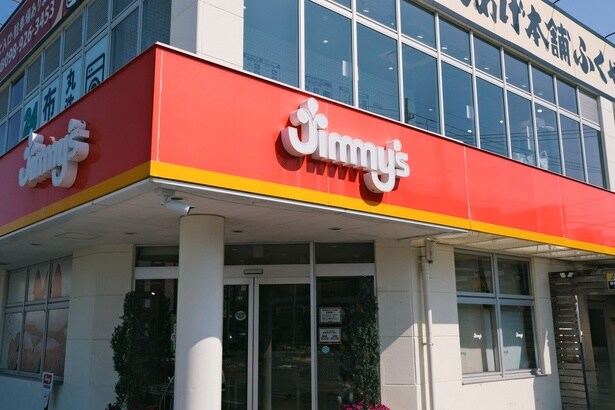 おなじみのロゴと赤い看板が目印の「ジミー 北谷店」
