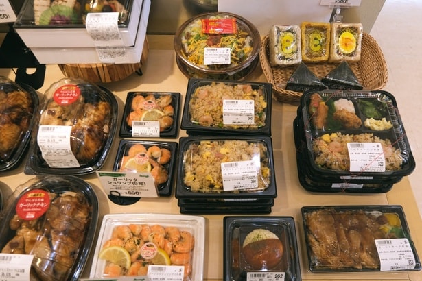 お弁当や惣菜が並ぶデリカコーナー