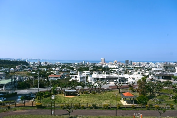 北谷から宜野湾を一望する絶景が広がる