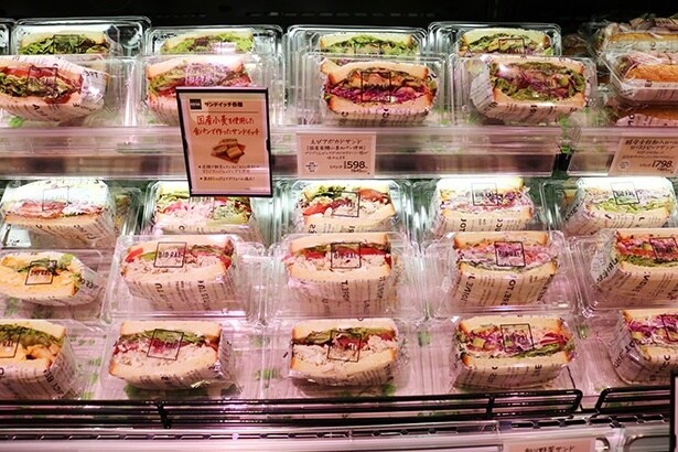 サンドイッチのショーケース。サンドイッチには国産小麦で作った食パンを使用