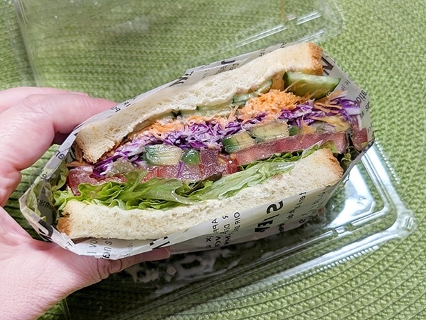 「彩り野菜サンド」(645.34円)は、甘みのあるパンに、シャキシャキの野菜がたっぷりでボリューム満点