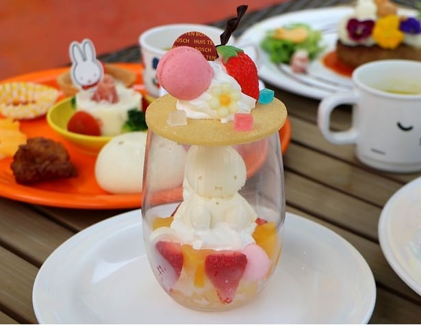 ガレットを崩して食べるムースのパフェ「おかしのくにのミッフィーパフェ」(1700円/「エブリデイ・セレブレーションキッチン」)
