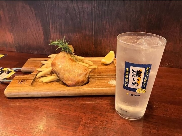 渋谷バル「骨付きローストチキン」(1429円)と濃いめのレモンサワー