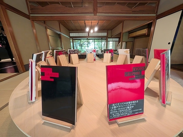 過去のカタログの展示。参加アーティストに関わる本を紹介するブックラウンジやグッズ、図録の販売所もある