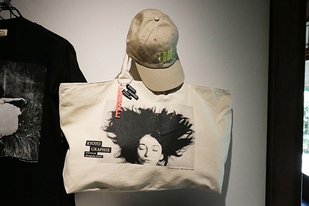 オリジナルグッズ。上から「CAP」(5500円)、「アクリルキーホルダー」(1320円)、「Special TOTEBAG 2026」(7700円)