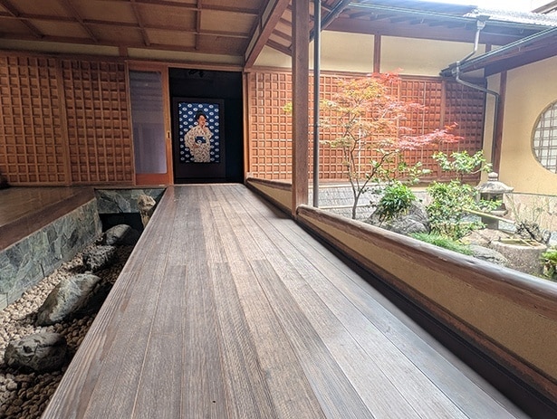 通常非公開。約280年続く帯匠の美意識が感じられる京町屋の雰囲気とともに、作品を鑑賞できる