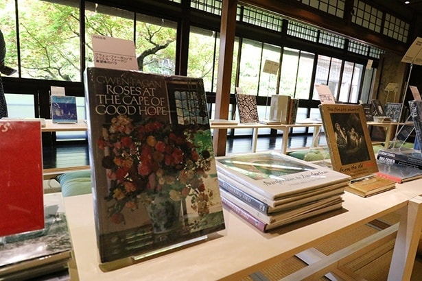 時系列順に並ぶ展示では、政治的緊張に包まれたアパルトヘイト政策下(1948－1994年)から現代までに芽生えた出版文化を感じることができる