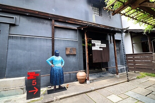 母屋の奥にある黒蔵では、KG＋SELECT Award 2025 Winner、フェデリコ・エストルの写真プロジェクト「シャイン・ヒーローズ」を展示