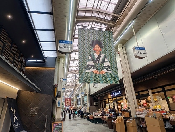 出町桝形商店街には、新作「一如(Ichinyo)」が展示されている