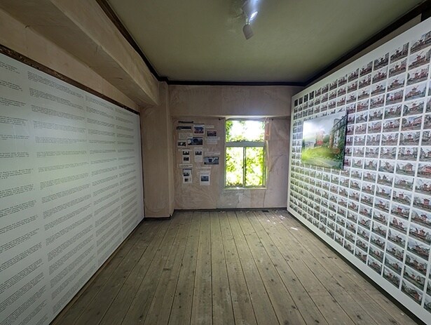 3階奥の部屋には、AI生成の際のプロンプトと完成までに生み出された画像が展示されている。向かって左の壁がプロンプトで、右がそれによって生み出された試作の数々。右側に大きく掲示してあるのが完成品