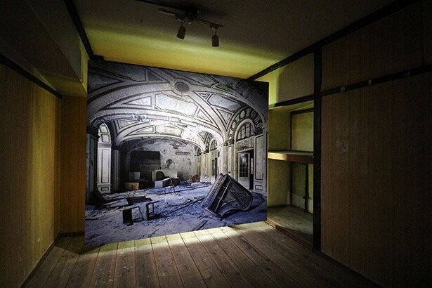 2、3階の和室では、床や壁、天井にふれない浮遊感のある展示壁を設け、既存の空間と作品を切り離すことで、たがいに干渉せず、共存する空間構成を目指している