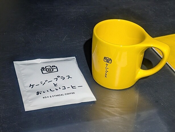 京都の老舗コーヒーロースター・小川珈琲が手がけた「KG+ Drip Coffee by OGAWA COFFEE」(200円)と「KG+ Mug by OGAWA COFFEE」(3300円)