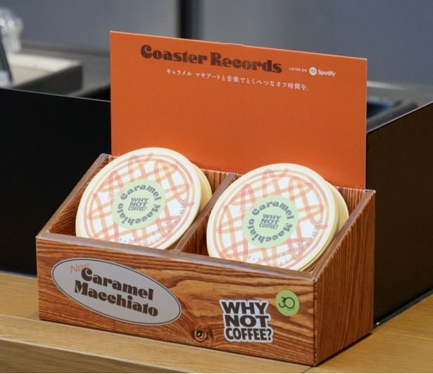 キャラメル マキアートの象徴的な“クロスハッチ”をモチーフにした、レコード風のオリジナルコースターも店舗に設置(なくなり次第終了)