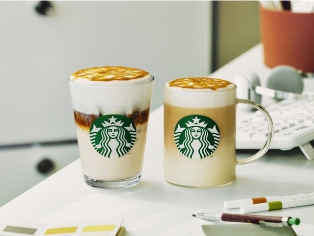 スタバ「キャラメル マキアート」がアップデート！ふわふわムース×ほろ苦さで癒やし度満点に