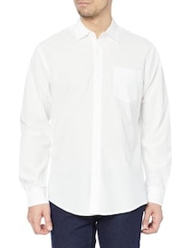 毎日の着こなしを格上げする万能な一枚。定番の【アマゾンエッセンシャルズ】長袖シャツはシンプルで使いやすくAmazonで販売中！