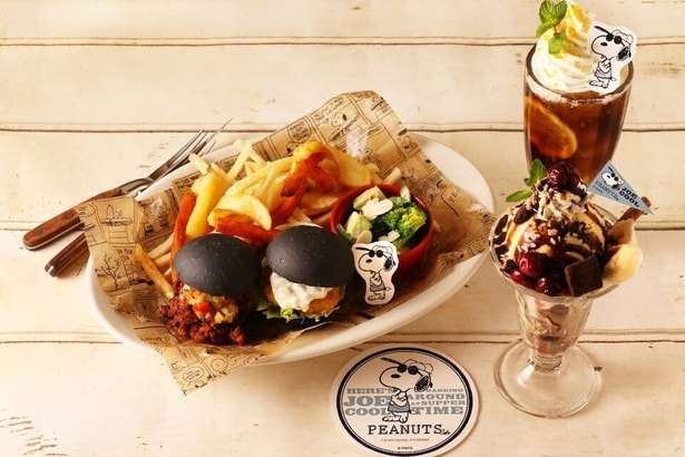 スヌーピーのテーマカフェ「PEANUTS Cafe」10周年記念！ジョー・クール扮するスペシャルメニュー3種が登場