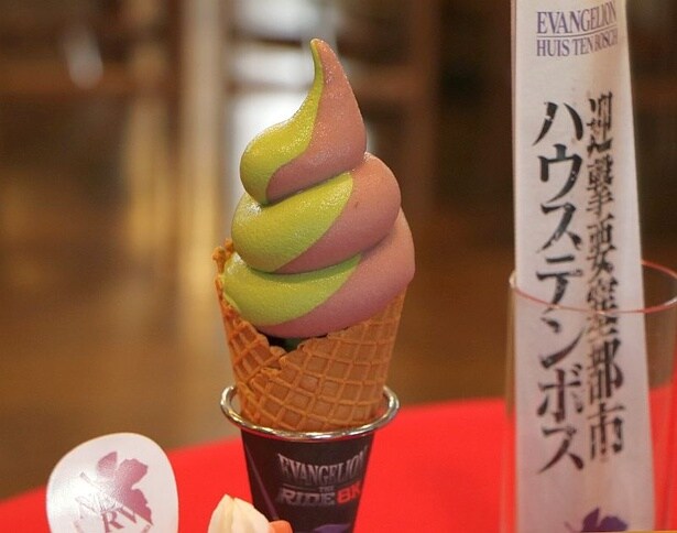 「初号機ソフトクリーム」(600円)は、パープル(ぶどう)×グリーン(抹茶)の衝撃が口いっぱいに暴走？濃厚な甘さとなめらかな口溶けが広がる