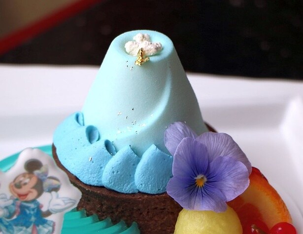 これからの季節にぴったりな味わいのライチムースはプルンとした食感。ホワイトチョコクリームを絞って作った“波”も注目ポイントに