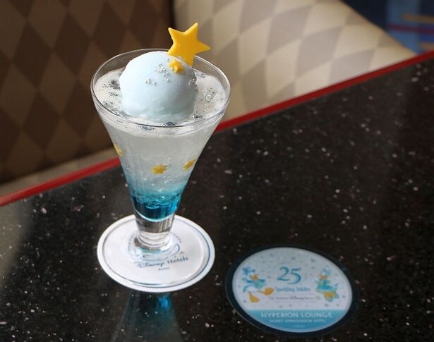 “海の魅力”から着想を得たという「ジュビリーブルー」をイメージしたドリンク「東京ディズニーシー25周年“スパークリング・ジュビリー”スペシャルドリンク」(1600円)も登場