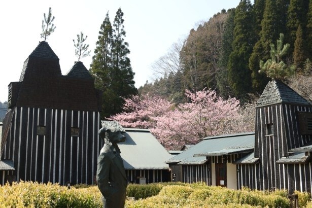 中庭に建つ「オンリーワン」の像もユニーク！