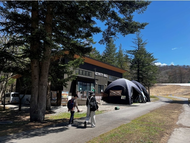 敷地内はかなり広いが、「アクティビティホール」という案内板のとおりに進むと建物が見えてくる