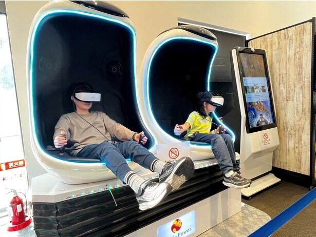 専用ゴーグルを装着して乗り込む、没入型コンテンツの「9D VR」