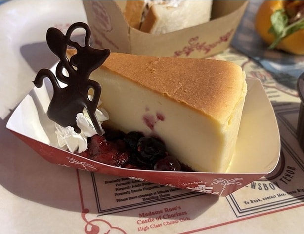 コック帽をかぶったレミーのチョコがポイント！ワインも合う「チーズケーキ、ミックスベリーソース」
