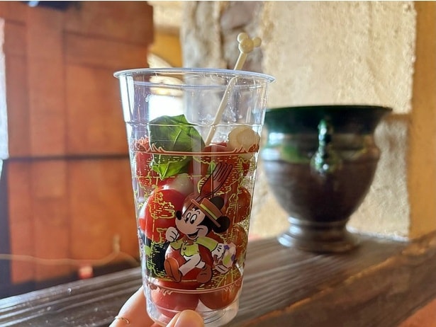 こちらは「カフェ・ポルトフィーノ」で販売中の「フード＆ワイン・フェスティバル」スペシャルメニュー「カプレーゼ」(600円)。トマト、モッツァレッラ、オリーブ、バジルがカップに入っている