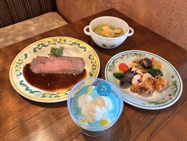 「カフェ・ポルトフィーノ」の「スペシャルセット」(2980円)は「ローストビーフ、マッシュルーム入りデミグラスソース」などが用意されていて豪華！