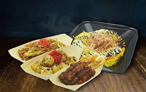 17時からオープンする「楽園屋台」。やきそばやたこ焼きなど定番の屋台メニューがそろう