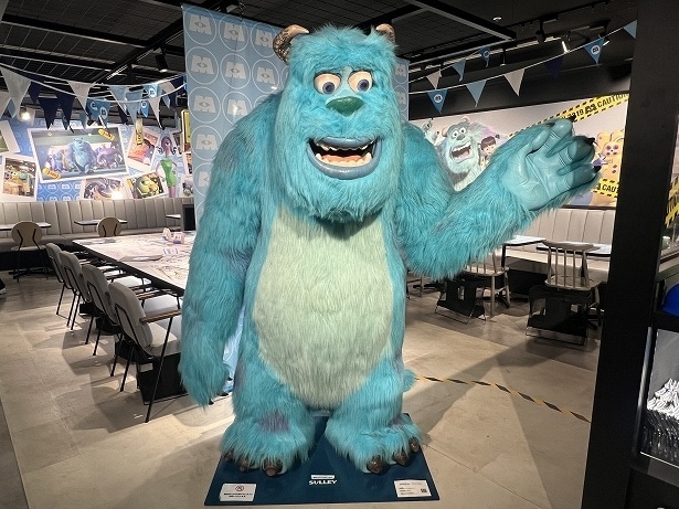 【写真】入口ではサリーのスタチューがお出迎えしてくれる