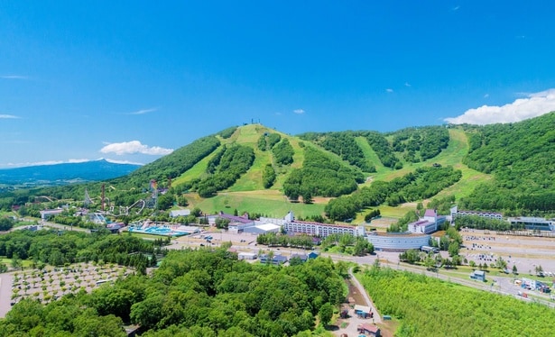 支笏洞爺国立公園に隣接する広大な敷地に、遊園地・ゴルフ場・ホテルが点在する「ルスツリゾート」