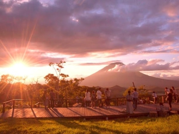 黄金色に染まる夕暮れの羊蹄山。2026年7月25日(土)～8月23日(日)に運行される夕日便を利用すれば見られる特別な景色